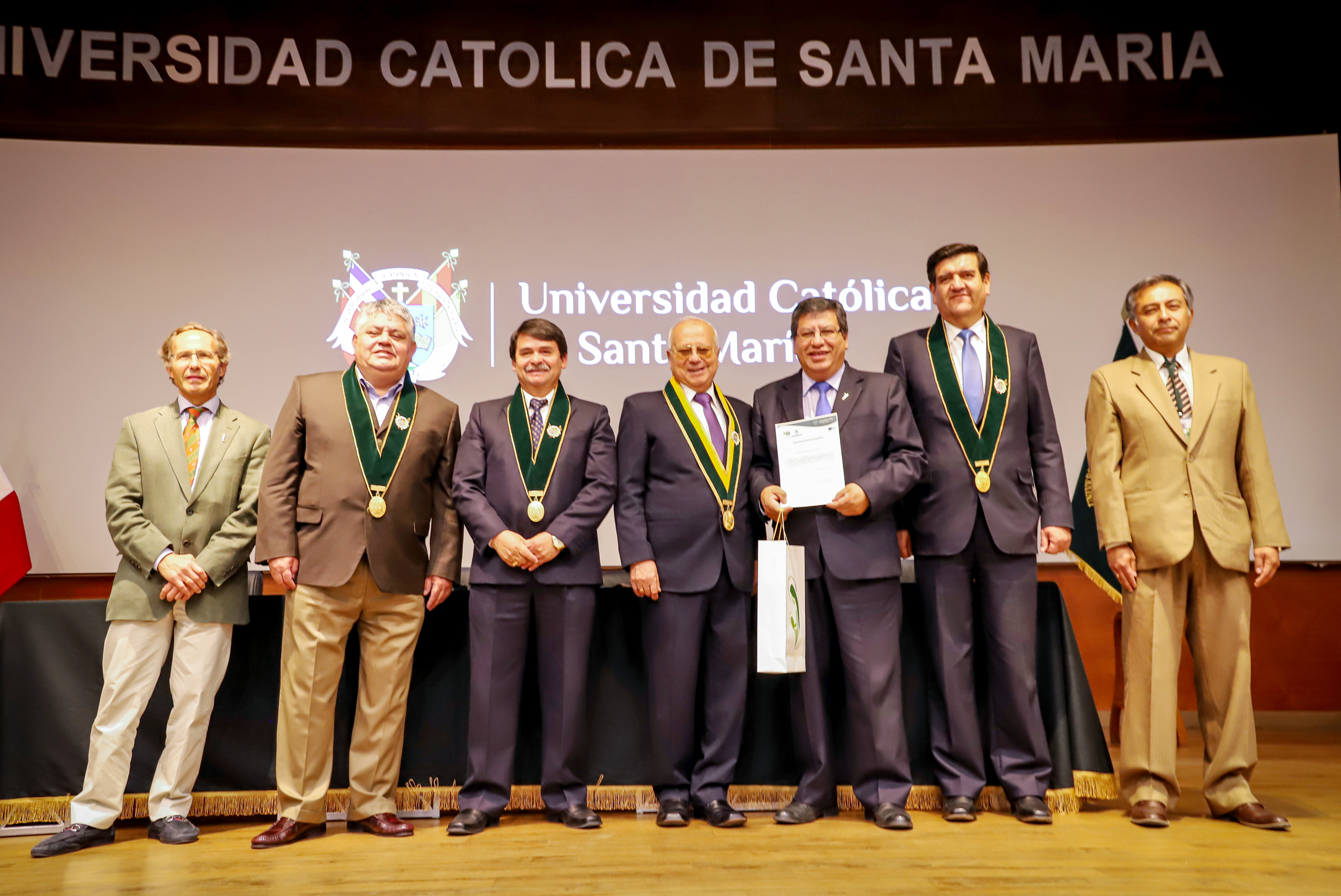 El Dr. Wilfredo Pino Chávez, “número uno de la promoción” junto con las Autoridades Académicas de la UCSM y el Director de GESPLAN El Dr. Wilfredo Pino Chávez, “número uno de la promoción” junto con las Autoridades Académicas de la UCSM y el Director de GESPLAN