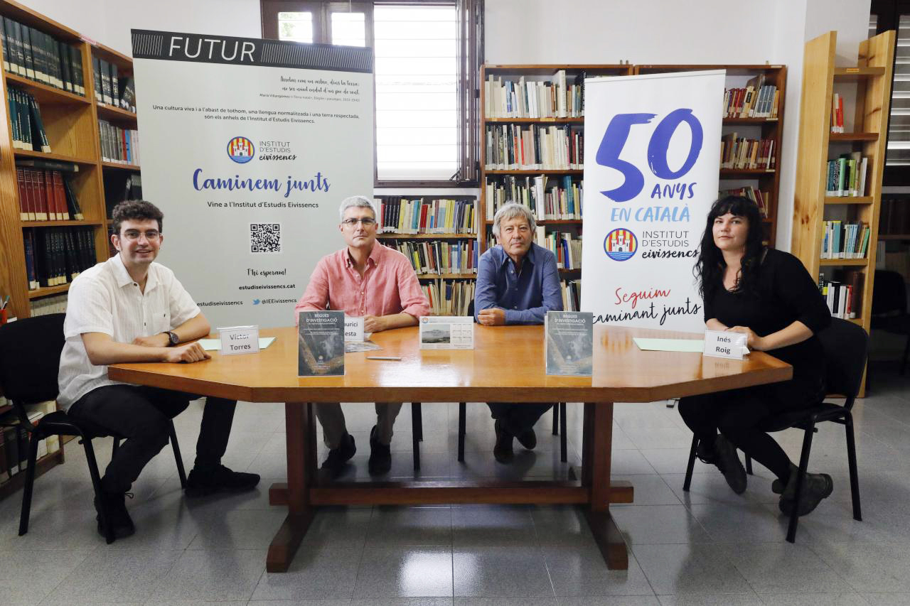 Momento de la presentación de las becas de este 2021 en la sede del Institut d’Estudis Eivissencs. A la izqda. Víctor Torres.