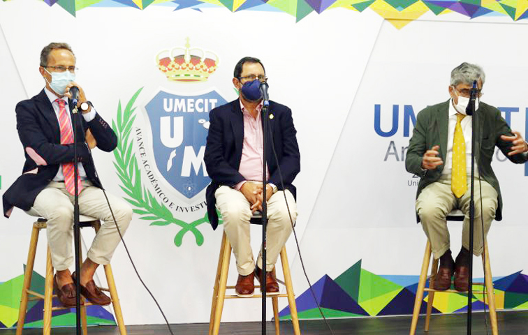 Los doctores Cazorla y De los Ríos junto al rector de la UMECIT Los doctores Cazorla y De los Ríos junto al rector de la UMECIT