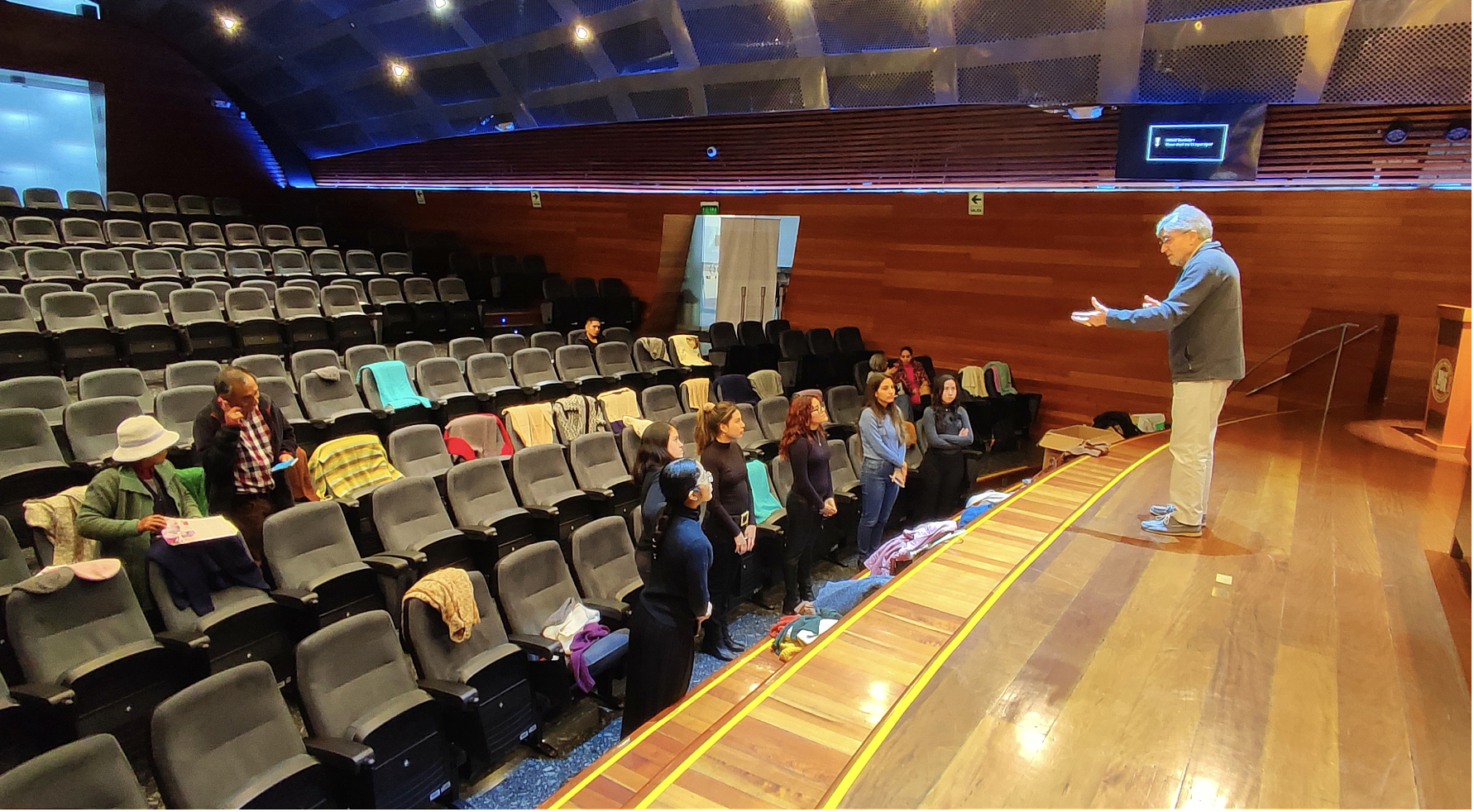 El Dr. Cazorla, dando unas orientaciones a las alumnas antes de desfile El Dr. Cazorla, dando unas orientaciones a las alumnas antes de desfile