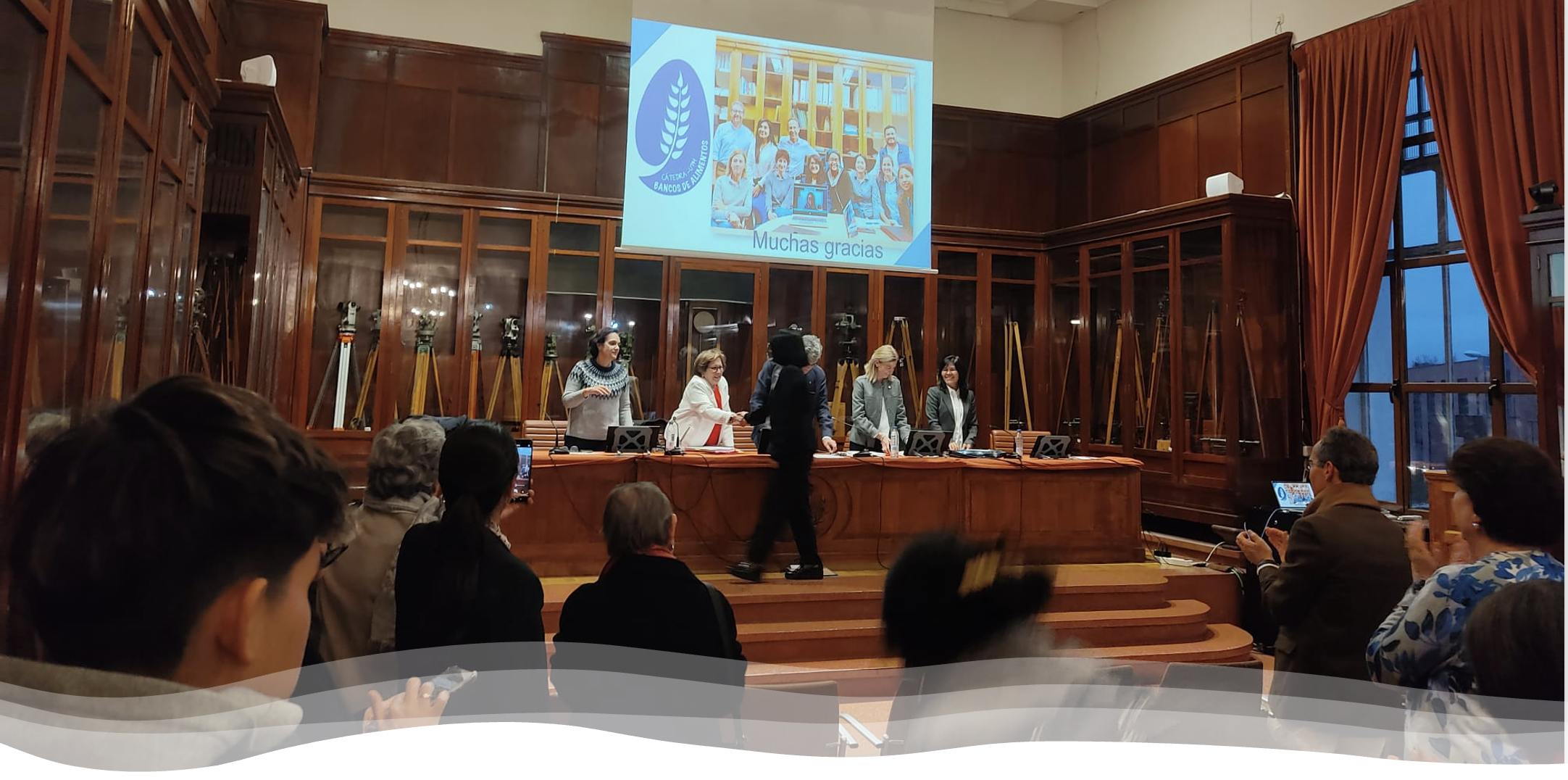 Momento de la felicitación por parte de los miembros del tribunal