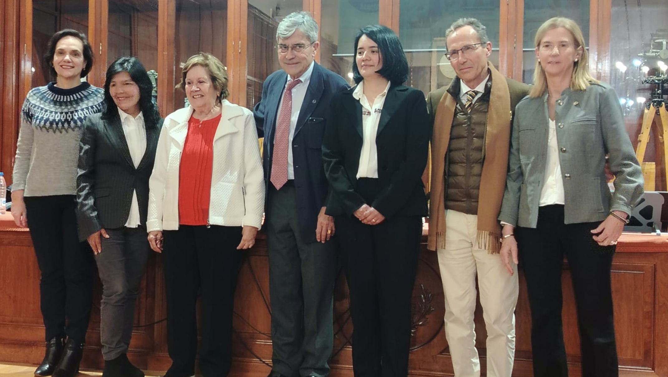 Miembros del tribunal de la tesis doctoral, la Dra Ana Afonso, la Dra. Marina Aldapi, la Dra Carmen Polo, el Dr. Adolfo Cazorla (presidente del tribunal) y la Dra Cristina Velilla, junto con la doctoranda Priscila Nole y el director de la Tesis el Dr. Ignacio de los Ríos   