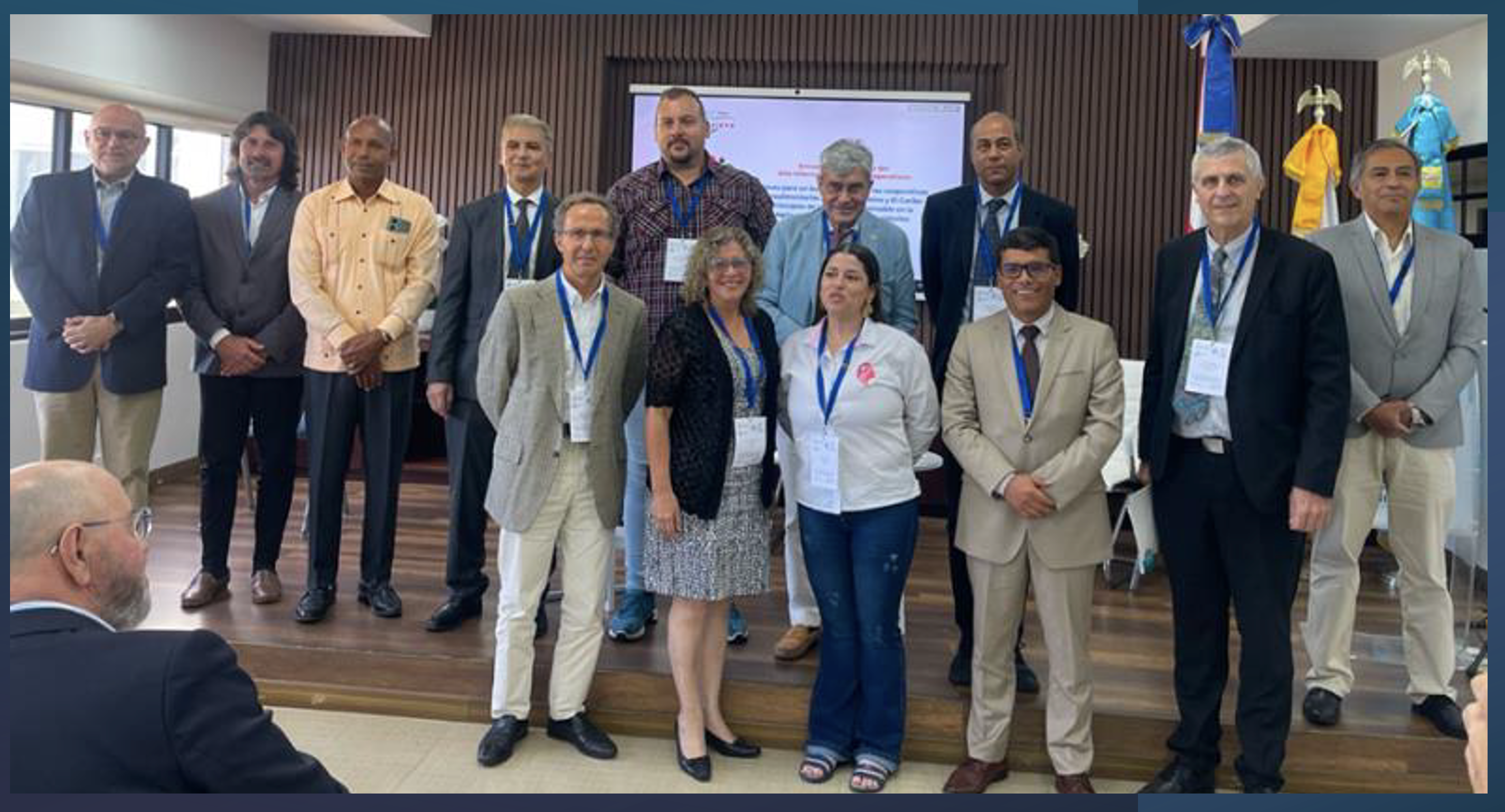 De izquierda a derecha, Banelino RD, CADOL de Uruguay, Coop La Mata RD, Tilisarao Argentina, Valle de los Quesos Venezuela, Coordinador General de la Metauniversidad, Clúster del Café de Colombia, Primera fila de izquierda a derecha Director grupo GESPLAN UPM de España, Coop de la Amazonía con la UCSS Perú, Asoc Mujeres Celianenses Cafeteras Colombia, GRUPO ACCIÓN LOCAL GAL de Jauja en Perú, Banco de Crédito Argentina, Coord de Mujeres Aymaras CMA de Perú,